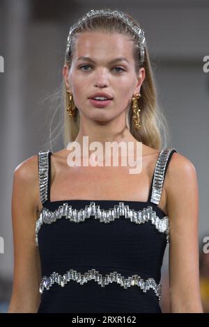 Paris, Frankreich. September 2023 25. Ein Model spaziert auf dem Laufsteg der Patou Fashion Show während der Frühjahr Sommer 2024 Collections Fashion Show auf der Paris Fashion Week in Paris, Frankreich am 25 2023. September. (Foto: Jonas Gustavsson/SIPA USA) Credit: SIPA USA/Alamy Live News Stockfoto