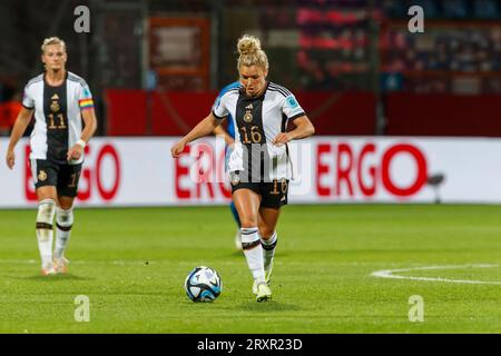 Bochum, Deutschland. September 2023 26. Linda Dallmann (DE, 16); Aktion, Aktion, 26.09.2023, Bochum (Deutschland), Fussball, UEFA Women's Nations League, Deutschland - Insel, DFB/DFL-VORSCHRIFTEN VERBIETEN DIE VERWENDUNG VON FOTOGRAFIEN ALS BILDSEQUENZEN UND/ODER QUASI-VIDEO. Quelle: dpa/Alamy Live News Stockfoto