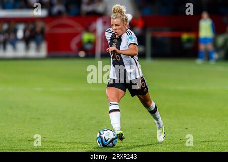 Bochum, Deutschland. September 2023 26. Linda Dallmann (GER, 16); Freisteller, Einzelbild, Aktion, Action, 26.09.2023, Bochum (Deutschland), Fussball, UEFA Women's Nations League, Deutschland - Insel, DFB/DFL-VORSCHRIFTEN VERBIETEN DIE VERWENDUNG VON FOTOS ALS BILDSEQUENZEN UND/ODER QUASI-VIDEO. Quelle: dpa/Alamy Live News Stockfoto