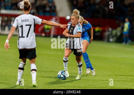 Bochum, Deutschland. September 2023 26. Linda Dallmann (DE, 16); Aktion, Aktion, 26.09.2023, Bochum (Deutschland), Fussball, UEFA Women's Nations League, Deutschland - Insel, DFB/DFL-VORSCHRIFTEN VERBIETEN DIE VERWENDUNG VON FOTOGRAFIEN ALS BILDSEQUENZEN UND/ODER QUASI-VIDEO. Quelle: dpa/Alamy Live News Stockfoto