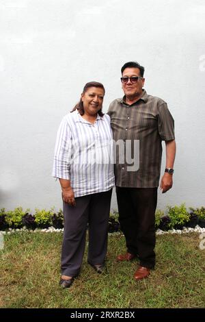 Ältere Erwachsene Paare von Mann und Frau mit langer Ehe zeigen ihre Liebe und ihr Glück nach vielen Jahren zusammen Stockfoto