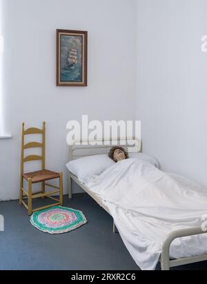 Demo-Dummy in einem Patientenzimmer im verlassenen Trans Allegheny Lunatic Asylum in Weston, West Virginia Stockfoto