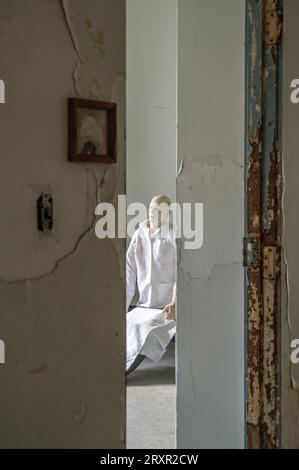 Eine Demo-Dummy in Child's Scooter im verlassenen Trans Allegheny Lunatic Asylum in Weston, West Virginia Stockfoto