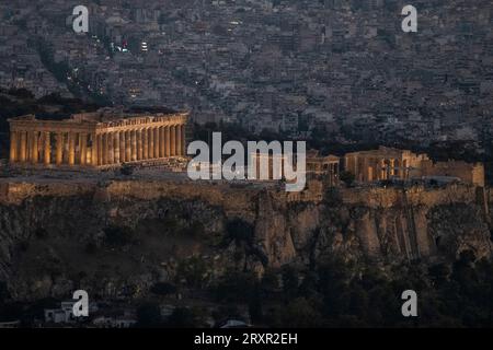 Sonnenuntergang in Athen, Blick vom Lycabettus Berg mit der Akropolis und dem Parthenon bei Dämmerung. Griechenland Stockfoto