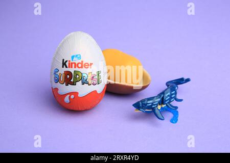 Sveti Vlas, Bulgarien - 30. Juni 2023: Kinder Überraschungseier, Plastikkapsel und Spielzeug auf violettem Hintergrund Stockfoto