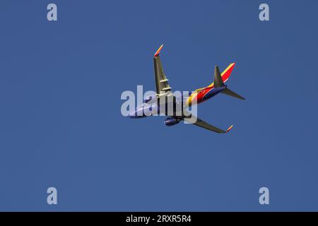 Südwesten 737 fliegen gegen wolkenlosen blauen Himmel, Blick unter den Bauch. Stockfoto