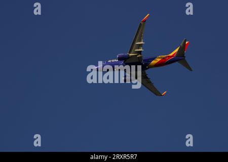 Südwesten 737 fliegen gegen wolkenlosen blauen Himmel, Blick unter den Bauch. Stockfoto