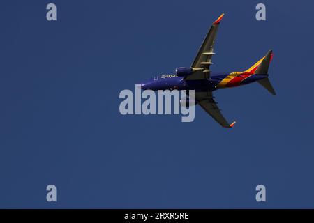 Südwesten 737 fliegen gegen wolkenlosen blauen Himmel, Blick unter den Bauch. Stockfoto