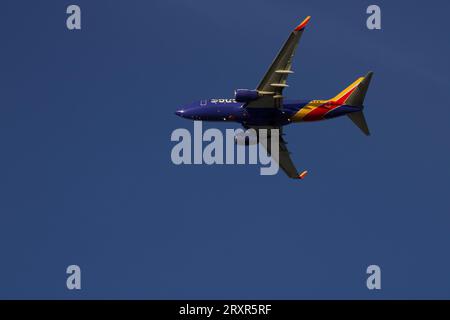 Südwesten 737 fliegen gegen wolkenlosen blauen Himmel, Blick unter den Bauch. Stockfoto