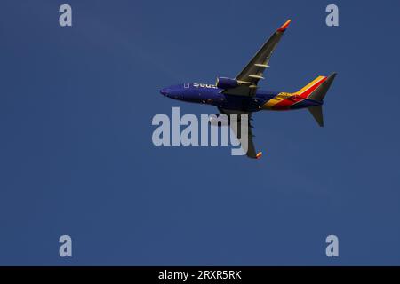 Südwesten 737 fliegen gegen wolkenlosen blauen Himmel, Blick unter den Bauch. Stockfoto