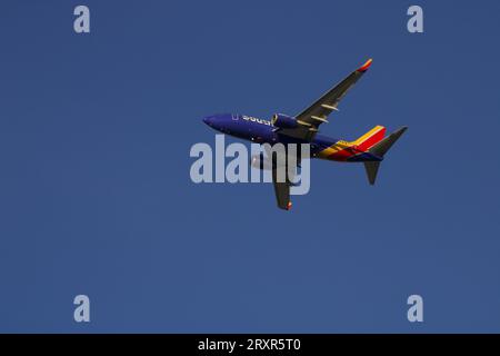 Südwesten 737 fliegen gegen wolkenlosen blauen Himmel, Blick unter den Bauch. Stockfoto