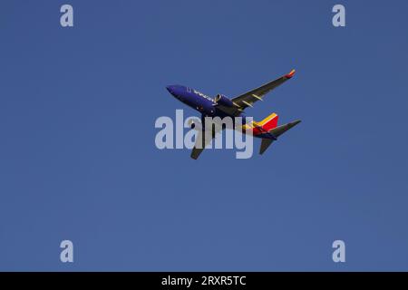 Südwesten 737 fliegen gegen wolkenlosen blauen Himmel, Blick unter den Bauch. Stockfoto