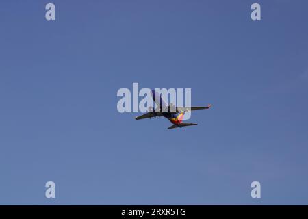 Südwesten 737 fliegen gegen wolkenlosen blauen Himmel, Blick unter den Bauch. Stockfoto