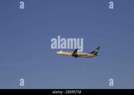 Flugzeug startet in einem blauen Himmel, Seitenprofil, in Farbe. Stockfoto