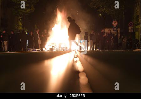 Leipzig, Deutschland. September 2023 26. Brennende Barrikaden an der Eisenbahnstraße. Ausschreitungen brachen während eines linken Protestes gegen die Räumung eines besetzten Hauses aus. Quelle: Sebastian Willnow/dpa/Alamy Live News Stockfoto