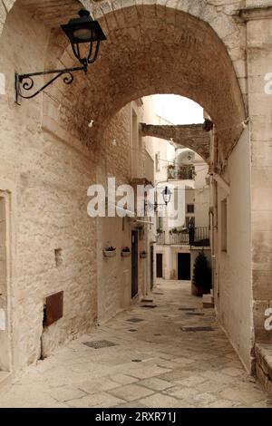 Schmale Gasse von Piazza Vittorio Emanuele Il im historischen Zentrum von Locorotondo, Italien Stockfoto