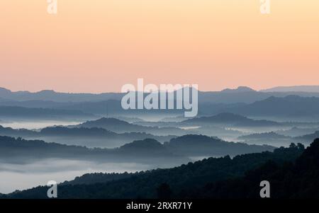 Morgennebel bei Sonnenaufgang über Bergkämmen. Stockfoto