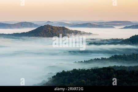 Morgennebel bei Sonnenaufgang über Bergkämmen. Stockfoto
