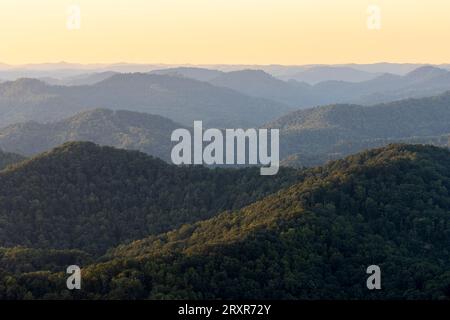 Morgennebel bei Sonnenaufgang über Bergkämmen. Stockfoto