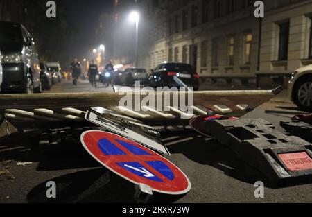 Leipzig, Deutschland. September 2023 26. Barrikaden auf einer Straße. Während eines linken Protestes gegen die Räumung eines besetzten Hauses brachen Unruhen aus. Quelle: Sebastian Willnow/dpa/Alamy Live News Stockfoto