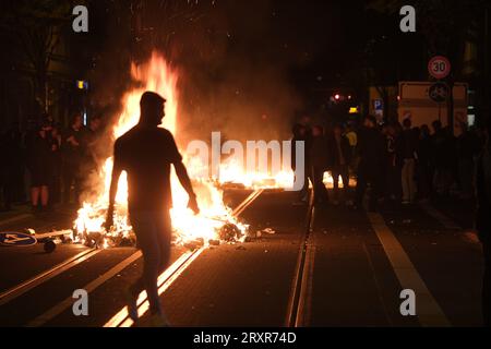 Leipzig, Deutschland. September 2023 26. Brennende Barrikaden an der Eisenbahnstraße. Ausschreitungen brachen während eines linken Protestes gegen die Räumung eines besetzten Hauses aus. Quelle: Sebastian Willnow/dpa/Alamy Live News Stockfoto