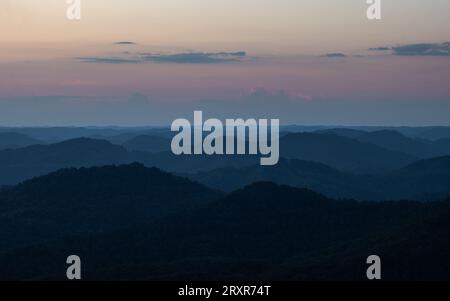 Nach Sonnenuntergang und Bergrücken. Stockfoto