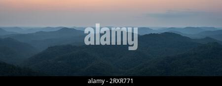 Bergkämme nach Sonnenuntergang. Stockfoto