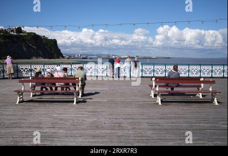 Besucher am Pier in Penarth in Glamorgan South Wales UK Stockfoto