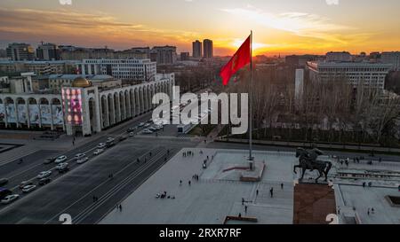 Luftaufnahme von Bischkek Stadt Kirgisistan bei Sonnenuntergang Stockfoto