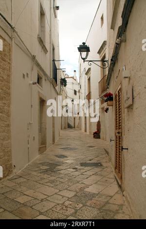 Schmale Gasse im historischen Zentrum von Locorotondo, Italien Stockfoto