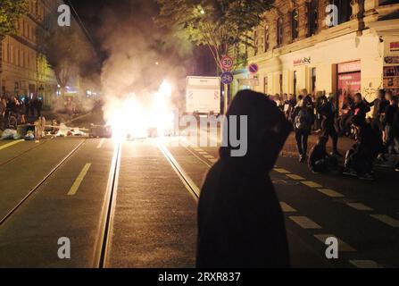 Leipzig, Deutschland. September 2023 26. Brennende Barrikaden an der Eisenbahnstraße. Ausschreitungen brachen während eines linken Protestes gegen die Räumung eines besetzten Hauses aus. Quelle: Sebastian Willnow/dpa/Alamy Live News Stockfoto