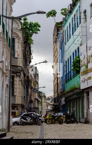 Salvador, Bahia, Brasilien - 9. Juni 2015: Alte Gebäude im Comercio-Viertel in der Stadt Salvador in Bahia. Stockfoto