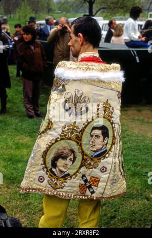 Ein Mann, der ein Gewand mit den Gleichnissen von Prinz Charles und Lady Diana trägt, im Hyde Park, London, England, 1981 Stockfoto