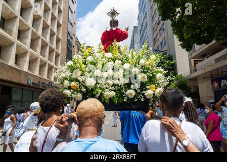 Salvador; Bahia; Brasilien - 08. Dezember; 2022: Katholiken tragen ein Bild eines heiligen aus der katholischen Kirche während einer Prozession zu Ehren von Stockfoto