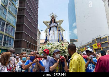 Salvador; Bahia; Brasilien - 08. Dezember 2022: Bild der Muttergottes von Conceicao da Praia in einer Prozession durch die Straßen der Stadt Salvador, Bahia. Stockfoto