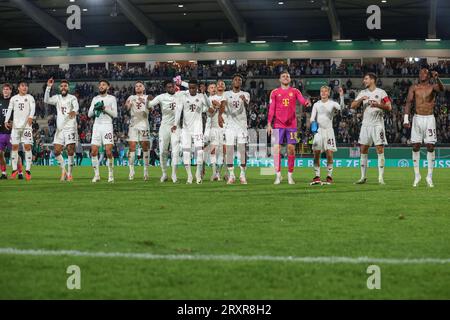 DFB Pokal - SC Preußen Münster - FC Bayern München am 26.09.2023 im Preußenstadion in Münster Jubel über den Sieg bei der Mannschaft von Bayern München, u.a. mit Taichi Fukui (Muenchen), Eric Maxim Choupo-Moting (Muenchen), Noussair Mazraoui (Muenchen), Raphael Guerreiro (Muenchen), Bouna Sarr (Muenchen), Kingsley Coman (Muenchen), Torwart Daniel Peretz (Muenchen), Frans Krätzig/Kraetzig (Muenchen), Leon Goretzka (Muenchen), Mathys Tel (Muenchen) Foto: osnapix die DFB-Vorschriften verbieten die Verwendung von Fotografien als Bildsequenzen und/oder Quasi-Video Stockfoto