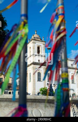 Salvador, Bahia, Brasilien - 02 de setembro de 2023: Blick durch eiserne Zäune auf die Kirche Sao Pedro dos Clerigos in Pelourinho, historisches Zentrum von Stockfoto