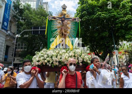 Salvador; Bahia; Brasilien - 08. Dezember; 2022: Katholiken tragen ein Bild eines heiligen aus der katholischen Kirche während einer Prozession zu Ehren von Stockfoto