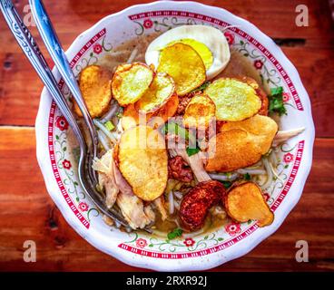 Indonesische Hühnersuppe oder Soto Ayam ist ein traditionelles indonesisches Essen mit einer gelblichen Soße. Stockfoto