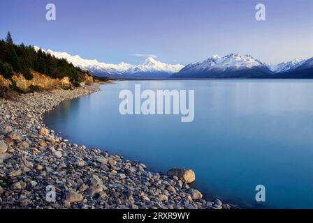 MT Cook, der höchste Berg Neuseelands, am Lake Pukaki im Aoraki Mt Cook Nationalpark, Südinsel Neuseelands Stockfoto