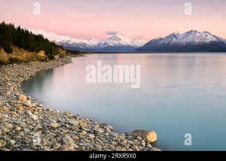 MT Cook, der höchste Berg Neuseelands, am Lake Pukaki im Aoraki Mt Cook Nationalpark, Südinsel Neuseelands Stockfoto