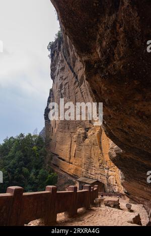 Steinleiter zum Holztempel auf dem Weg nach da Wang shan, China. Vertikales Hintergrundbild mit Kopierraum für Text Stockfoto