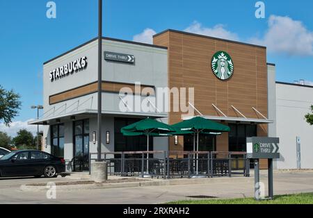 Houston, Texas USA 24.09.2023: Außenansicht des Starbucks Coffee House Building in Houston, TX. Die amerikanische Coffee-Shop-Kette wurde 1971 gegründet. Stockfoto