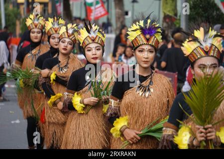 Pangkur-Sagu-Tanz aus papua am BEN-Karneval. Dieser Tanz zeigt die Aktivitäten der Papuaner, die sich auf die Sagoernte vorbereiten Stockfoto