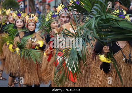 Pangkur-Sagu-Tanz aus papua am BEN-Karneval. Dieser Tanz zeigt die Aktivitäten der Papuaner, die sich auf die Sagoernte vorbereiten Stockfoto