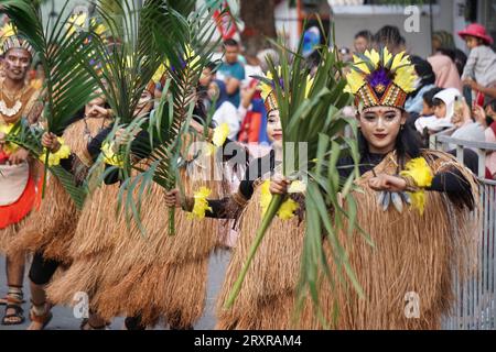 Pangkur-Sagu-Tanz aus papua am BEN-Karneval. Dieser Tanz zeigt die Aktivitäten der Papuaner, die sich auf die Sagoernte vorbereiten Stockfoto