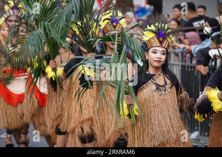 Pangkur-Sagu-Tanz aus papua am BEN-Karneval. Dieser Tanz zeigt die Aktivitäten der Papuaner, die sich auf die Sagoernte vorbereiten Stockfoto