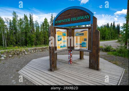 Dempster Highway-Schild auf Meile Null der Autobahn zum Arktischen Ozean östlich von Dawson City, Yukon Territory, Kanada Stockfoto