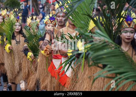 Pangkur-Sagu-Tanz aus papua am BEN-Karneval. Dieser Tanz zeigt die Aktivitäten der Papuaner, die sich auf die Sagoernte vorbereiten Stockfoto