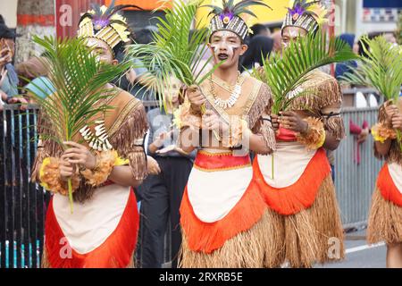Pangkur-Sagu-Tanz aus papua am BEN-Karneval. Dieser Tanz zeigt die Aktivitäten der Papuaner, die sich auf die Sagoernte vorbereiten Stockfoto